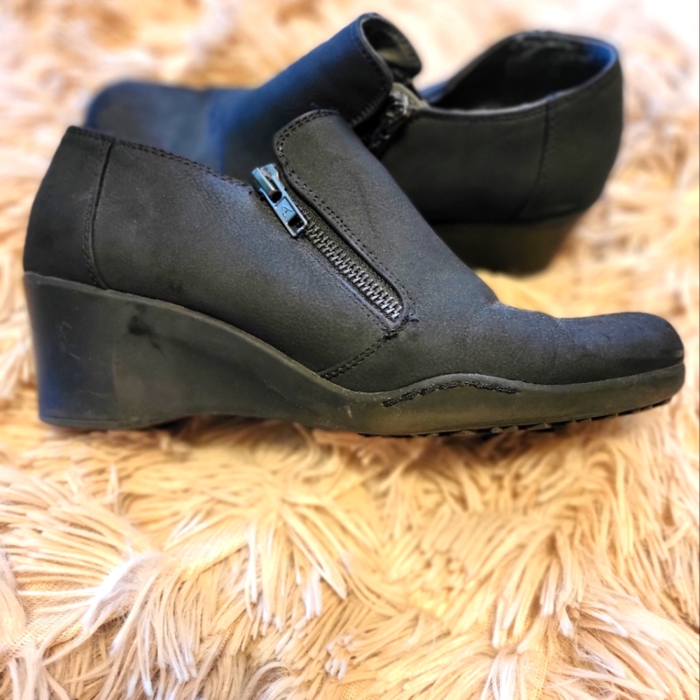 Non-Slip Clog - image 1